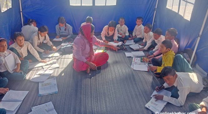 भूकम्पपछिको विद्यालय :त्रिपालमुनि पढाइ