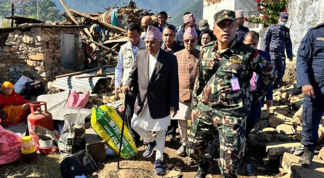 भूकम्प प्रभावित क्षेत्रको अवलोकन गर्दै राष्ट्रपति