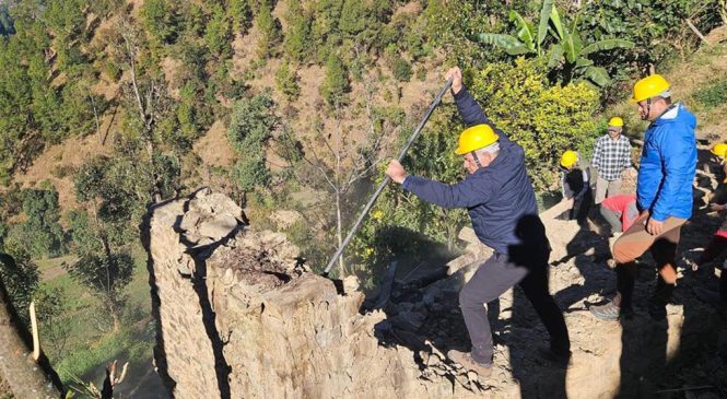 भूकम्प प्रभावित क्षेत्रमा आवास निर्माण गर्दै सांसद आचार्यको टोली