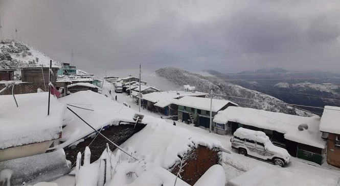 हिमपातले मध्यपहाडी लोकमार्ग अवरुद्ध