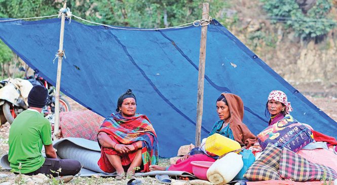 भूकम्प कहर: त्रिपालको बसाइ, चिसोले ३२ को मृत्यु