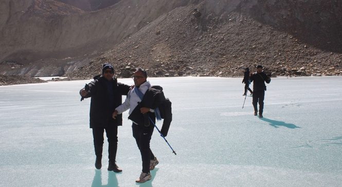 जमेका तालमा रमेका पर्यटक