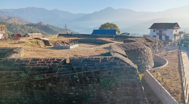 पर्यटक कुर्दै दैलेखको कोतगढी