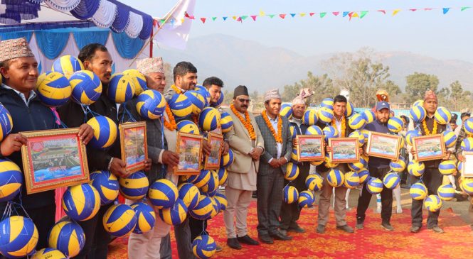 पालिका प्रमुखलाई भलिबलको माला !