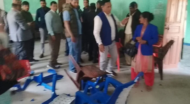 प्रमुख प्रशासकीय अधिकृतमाथि जनप्रतिनिधिबाटै हातपात