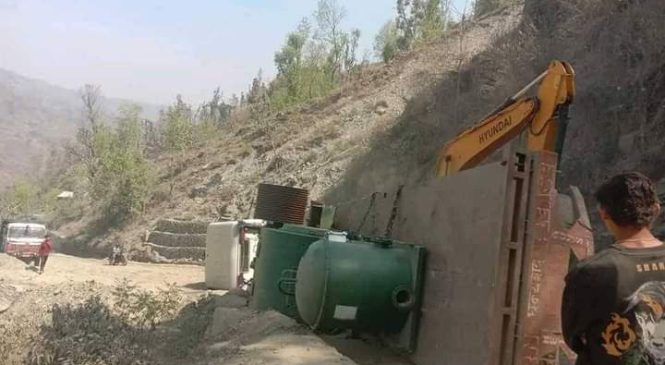 पेट्रोलियम पदार्थ अन्वेषणका मेसिनरी सामाग्री बोकेको ट्रक पल्टियो