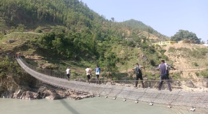 खच्चड फसेको पुल प्रयोगमा रोक, एक सय बढी विद्यार्थी प्रभावित