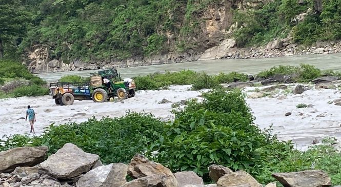 खुलेआम कर्णालीमा नदिजन्य पदार्थ दोहन