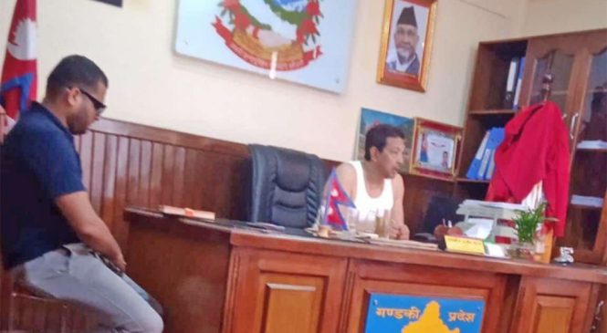 गञ्जीमै मन्त्रालयमा मन्त्री मनाङे