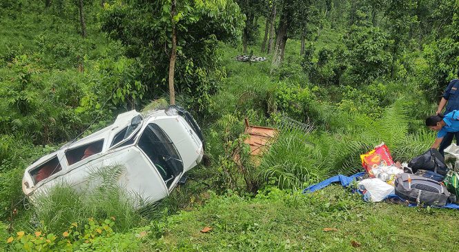 सुर्खेतमा फोर्स गाडी दुर्घटना