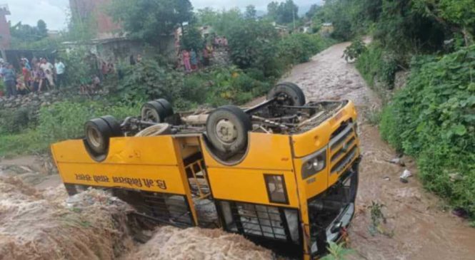 डिभि निकेतनको बस खोला तर्ने क्रममा चिप्लिएर इत्राम खोलामा पल्टियो
