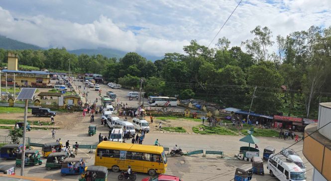 सुर्खेत बसपार्कमा दिनहुँ लफडा (भिडियो)