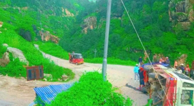 कर्णाली राजमार्गमा फाेर्स गाडी दुर्घटना : ८ जना घाइते