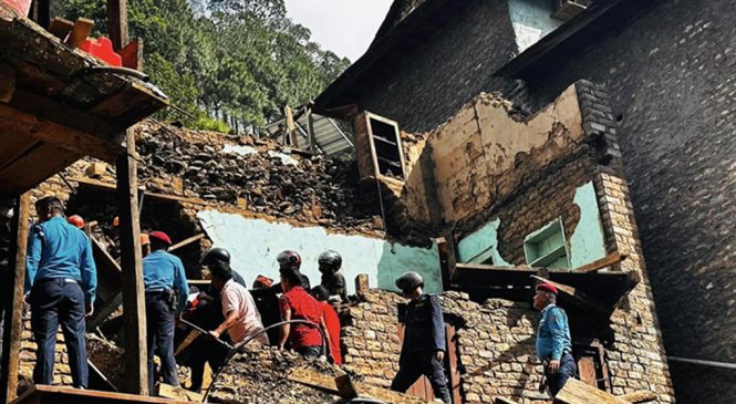 बागलुङमा घर भत्काउने क्रममा एकको मृत्यु, ११ जना घाइते