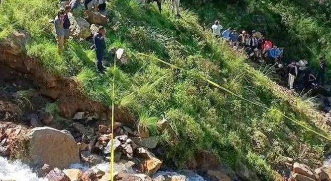 खोलाले मोटरसाइकल बगाउँदा दुई जनाको मृत्यु