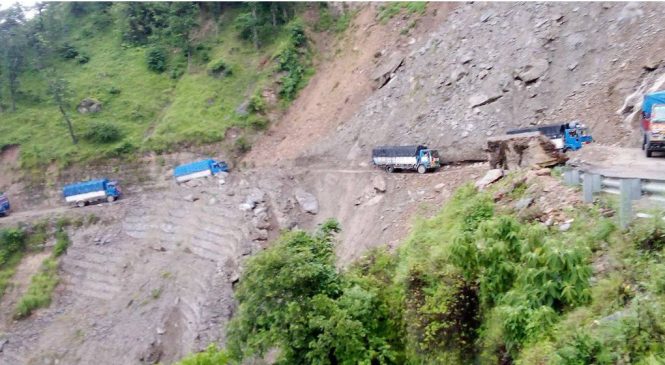 अवरुद्ध कर्णाली राजमार्ग एकतर्फी सञ्चालनमा