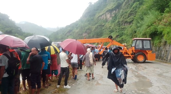 भोटेकोसीमा खसेको बोलेरो ७ घण्टापछि निकालियो, चालकसहित एक महिला बेपत्ता
