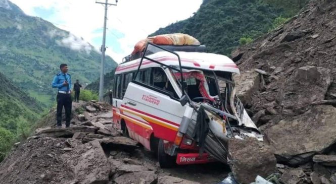 गुडिरहेको गाडीमाथि पहिरो खस्दा एक जनाको मृत्यु