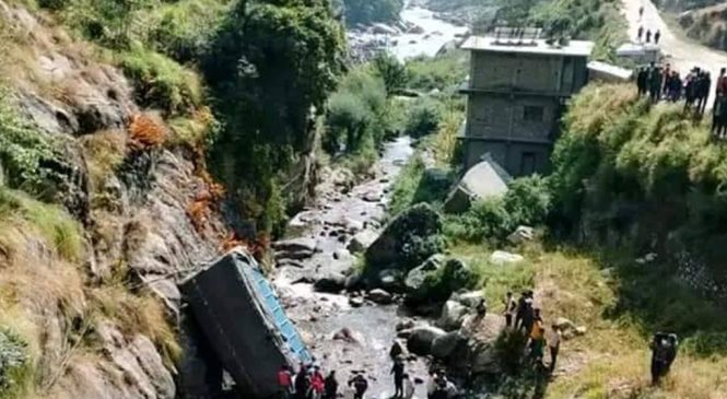 कर्णाली राजमार्गमा ट्रक दुर्घटना, चालकको मृत्यु