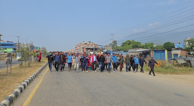 फोर्स गाडी दुर्घटना: मृतकका आफन्त प्रहरीलाई निलम्बनको माग राखेर आन्दोलित