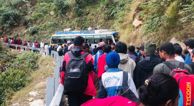 दुर्घटनाका कारण अबरुद्ध कर्णाली राजमार्ग खुल्यो