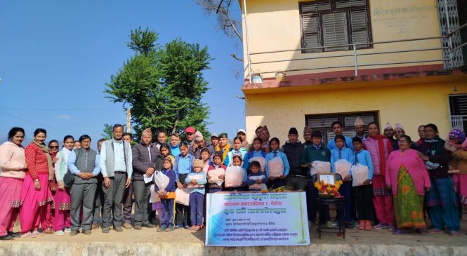 विपन्न विद्यार्थीलाई शैक्षिक सामग्री वितरण