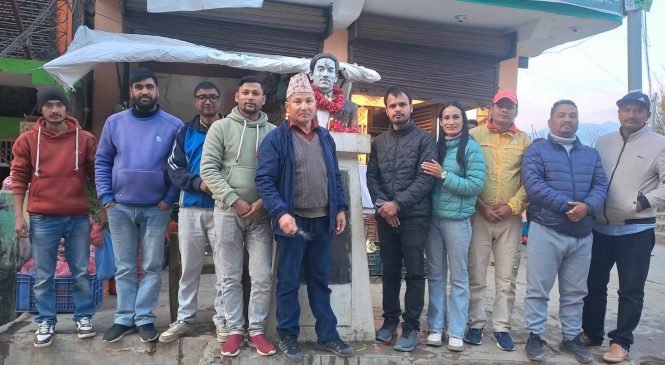 प्रेस चौतारीको स्थापना दिवसको अवसरका डेकेन्द्रराज थापाको सालिकमा माल्यार्पण