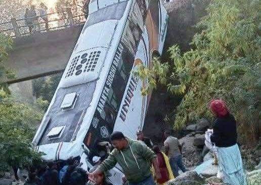 कुम्भ मेला जाँदै गरेको बस बबई नजिक दुर्घटना