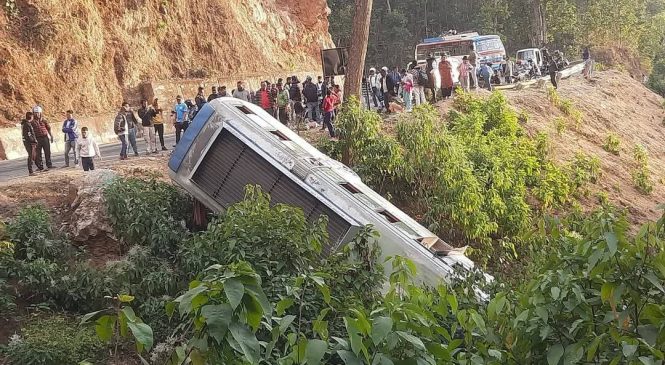 विद्यार्थी बोकेको बस सुर्खेतमा दुर्घटना, ६ जना घाइते