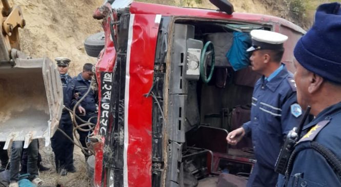 बस दुर्घटना : २७ जना डिस्चार्ज, चालक नियन्त्रणमा