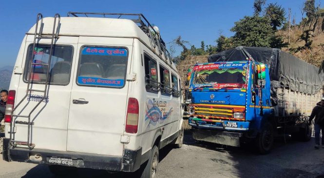 दैलेखमा मिनीट्रक र फोर्स ठोकिए