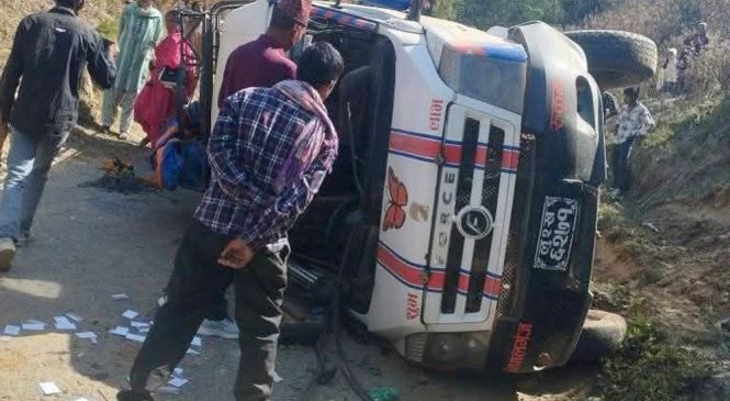 सल्यानमा फोर्स गाडी दुर्घटना, पाँच घाइते