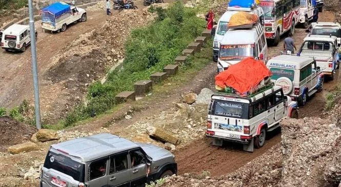 पहिरोले राप्ती राजमार्ग अवरुद्ध हुँदा यातायात ठप्प