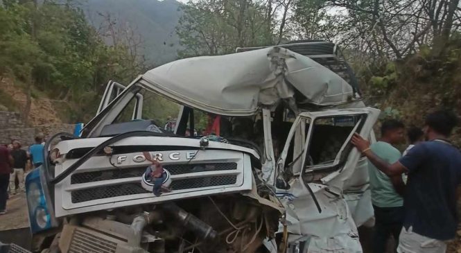 सुर्खेतमा ट्रकले ठक्कर दिँदा फोर्स गाडीमा सवार ८ जना घाइते