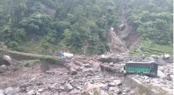 पहिरोले कर्णाली राजमार्ग अवरुद्ध
