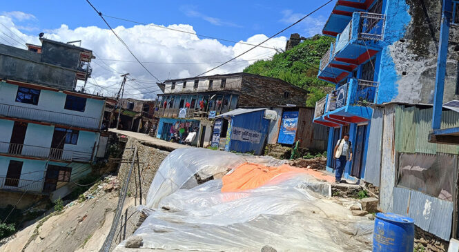 मान्म बजारको बाटो भत्किँदा सात घर पहिरोको जोखिममा