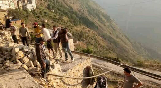 सडक बनाउन स्थानीय युवाको श्रमदान