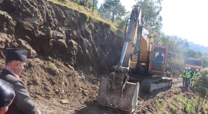 डुङ्गेश्वर गाउँपालिका जोड्ने सडक कालोपत्रेको काम तीव्र गतिमा